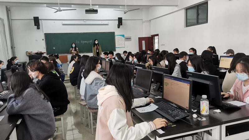 离职率是指在一定时间内，企业员工离职人数占企业总人数的比例。计算公式为：